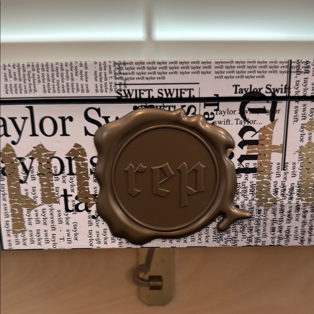 Taylor Swift Reputation Tour VIP Box with Working Video & Sealed Items - Picture 12 of 14